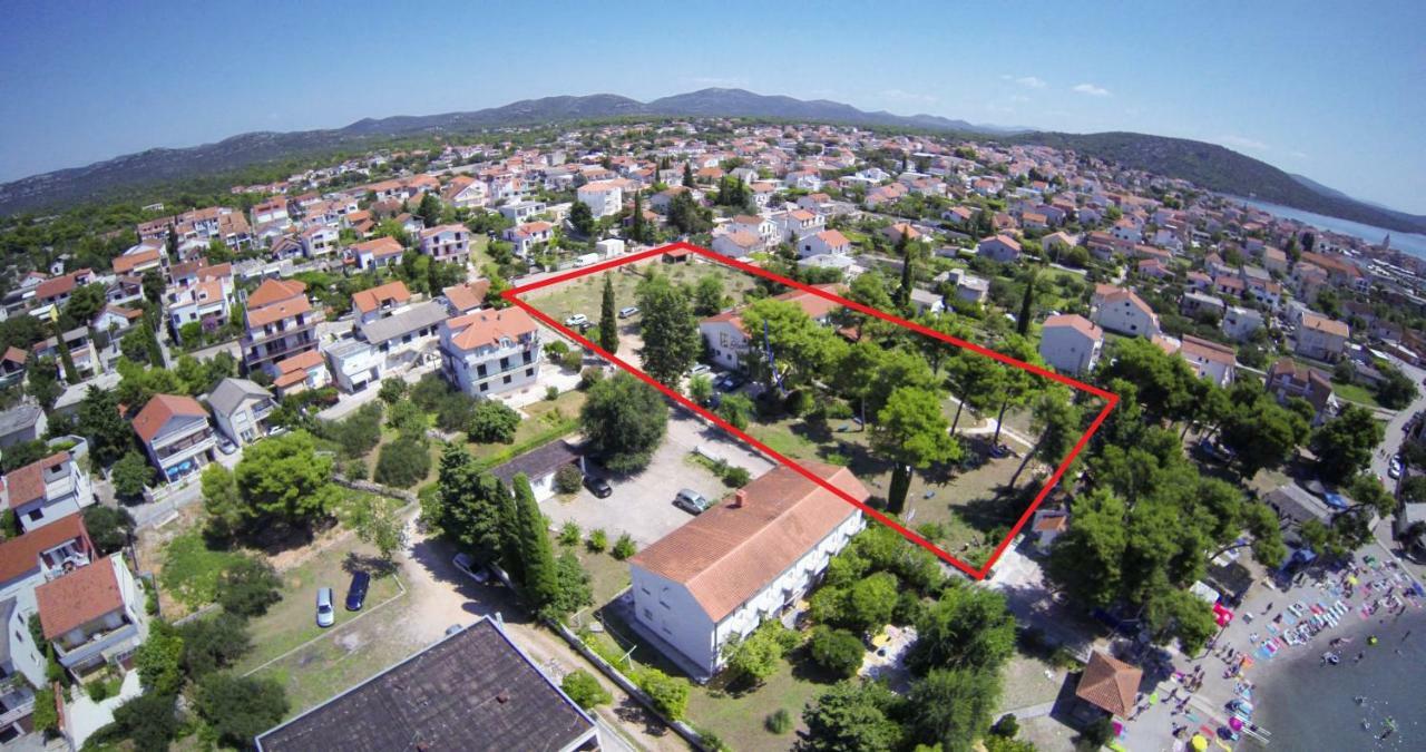 Kleine Hexe B&B Pension Pirovac Esterno foto